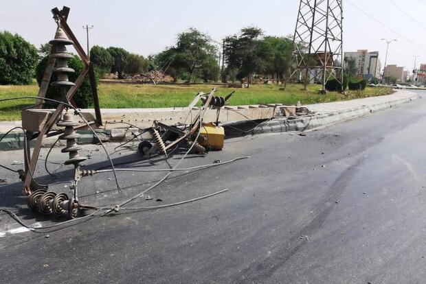 برخورد یک دستگاه اتوبوس با شبکه باعث قطع برق در اهواز شد