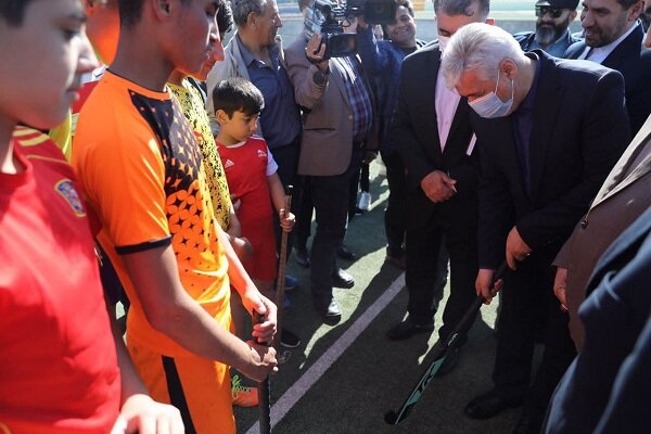 وزیر ورزش و جوانان از زمین چمن هاکی نقده بازدید کرد