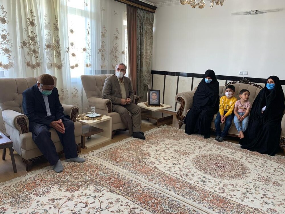 دیدار وزیر بهداشت با خانواده شهید مدافع سلامت