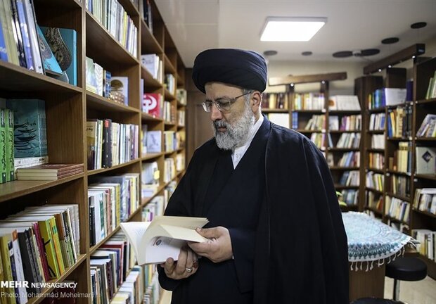 الرئيس الايراني يقوم بزيارة معرض الكتاب الدولي في مصلى الامام الخميني (ره)