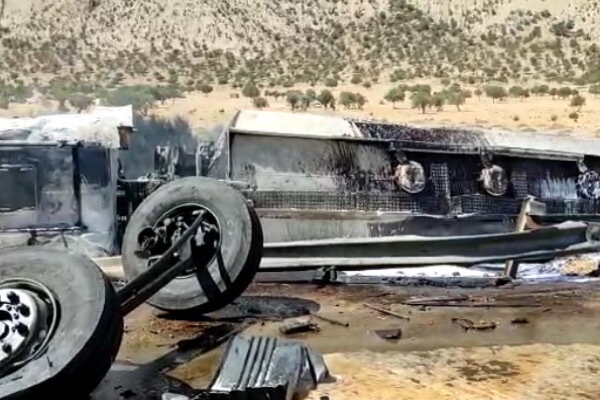 تصادف تریلی های حامل سوخت در جاده جهرم ۴ زخمی برجا گذاشت تصادف تریلی های حامل سوخت در جاده جهرم ۴ زخمی برجا گذاشت