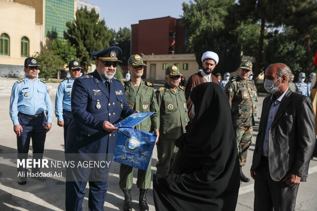 امیر سرتیپ خلبان حمید واحدی فرمانده نیروی هوایی ارتش جمهوری اسلامی ایران در مراسم صبحگاه مشترک دانشگاه های افسری نیروهای مسلح از خانواده و پیشکسوتان نیروی هوایی تقدیر می کند