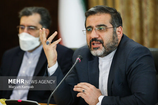 محمدمهدی اسماعیلی وزیر فرهنگ و ارشاد اسلامی در حال سخنرانی در همایش جریان های حلقه های میانی پیشران حکمرانی مردمی است