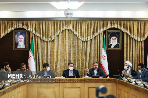 محمدمهدی اسماعیلی وزیر فرهنگ و ارشاد اسلامی در حال سخنرانی در همایش جریان های حلقه های میانی پیشران حکمرانی مردمی است