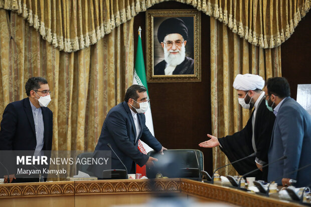 محمدمهدی اسماعیلی وزیر فرهنگ و ارشاد اسلامی در حال ورود به  همایش جریان های حلقه های میانی پیشران حکمرانی مردمی است