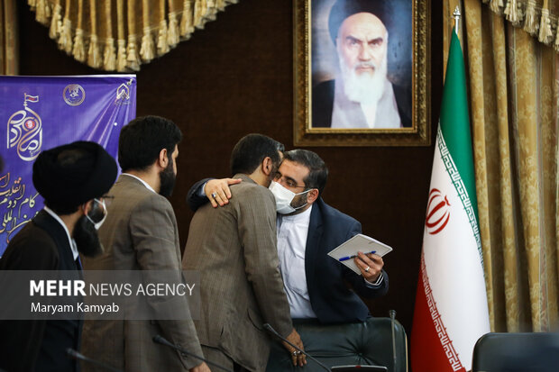 محمدمهدی اسماعیلی وزیر فرهنگ و ارشاد اسلامی در حال خروج از  همایش جریان های حلقه های میانی پیشران حکمرانی مردمی است