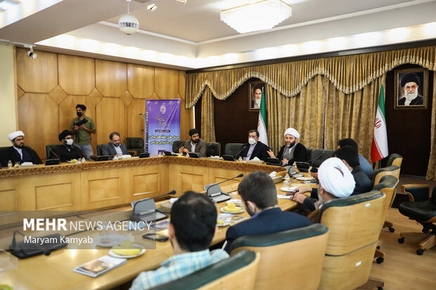 حجت الاسلام محمد قمی رئیس سازمان تبلیغات اسلامی در حال سخنرانی در همایش جریان های حلقه های میانی پیشران حکمرانی مردمی است
