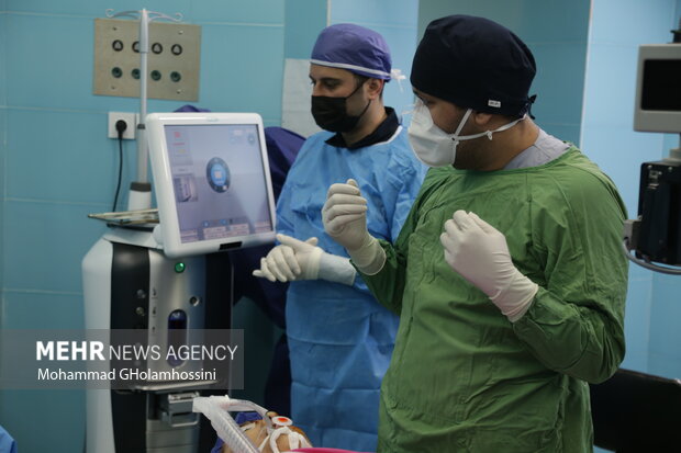 دکتر احمد یزدان پناه سرپرست معاونت درمان دانشگاه علوم پزشکی بوشهر عمل چشم دستگاه چشم پزشکی
