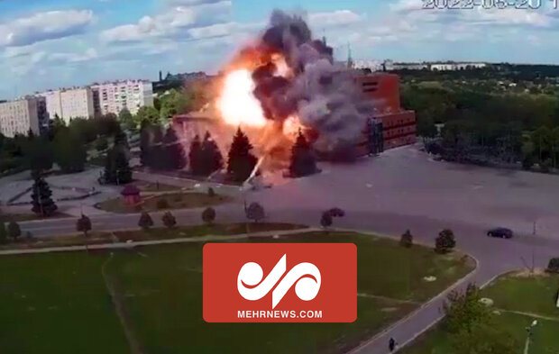 لحظه هدف قرار گرفتن مرکز فرهنگی لوزوا در اوکراین توسط موشک روسی