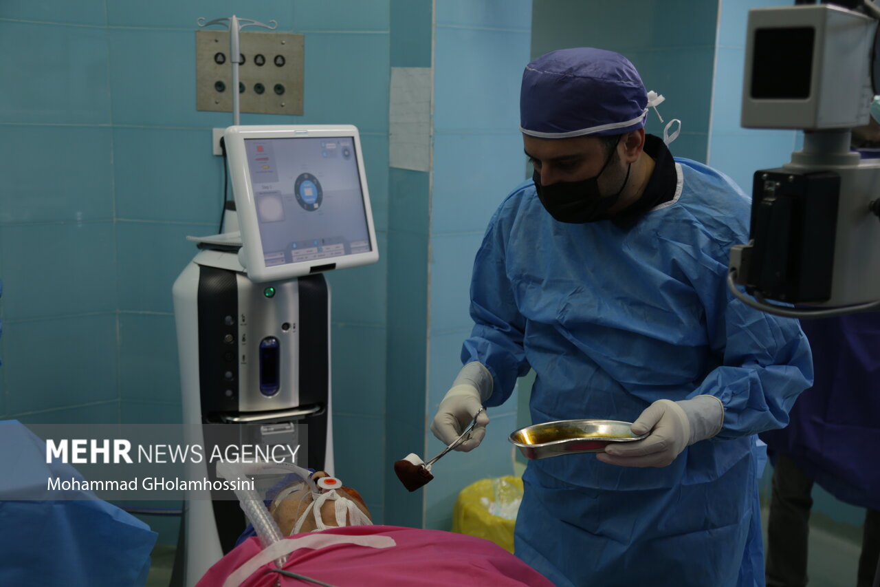 اتاق عمل بیمارستان کنگان به پیشرفته‌ترین دستگاه جراحی چشم مجهز شد