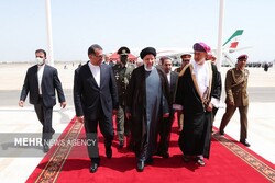 الرئيس الايراني يصل الى مسقط / اقامة مراسم استقبال رسمية