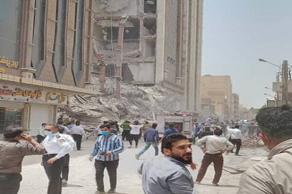 انهيار مبنى "متروبول" في مدينة آبادان جنوب إيران