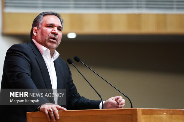 شمس الدین حسینی رئیس کمیسیون اصل 44 قانون اساسی در حال سخنرانی در رویداد بین المللی خصوصی سازی در اقتصاد ایران است