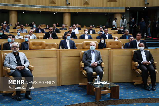 احسان خاندوزی وزیر اقتصاد،محمدباقر قالیباف رئیس مجلس شورای اسلامی و حسین قربان زاده رئیس سازمان خصوصی سازی در رویداد بین المللی خصوصی سازی در اقتصاد ایران حضور دارند
