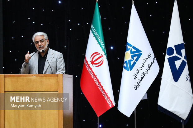 حسین قربان زاده رئیس سازمان خصوصی سازی در حال سخنرانی در رویداد بین المللی خصوصی سازی در اقتصاد ایران است
