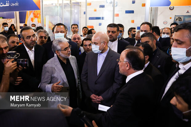 محمدباقر قالیباف رئیس مجلس شورای اسلامی در حال بازدید از نمایشگاه رویداد بین المللی خصوصی سازی در اقتصاد ایران است