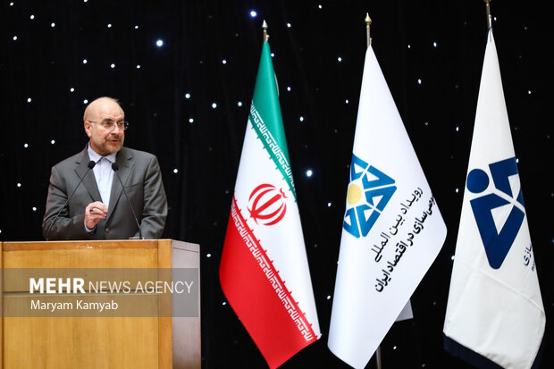 محمدباقر قالیباف رئیس مجلس شورای اسلامی در حال سخنرانی در رویداد بین المللی خصوصی سازی در اقتصاد ایران است