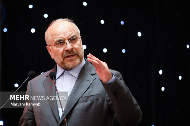 محمدباقر قالیباف رئیس مجلس شورای اسلامی در حال سخنرانی در رویداد بین المللی خصوصی سازی در اقتصاد ایران است