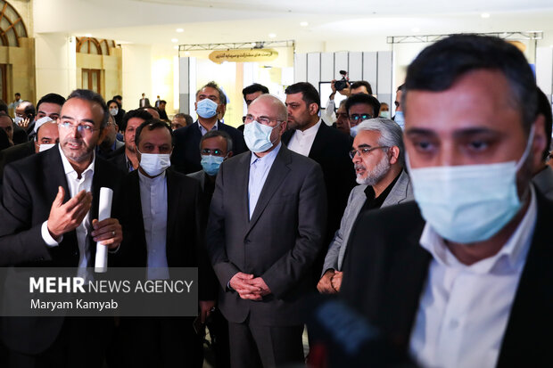 محمدباقر قالیباف رئیس مجلس شورای اسلامی در حال بازدید از نمایشگاه رویداد بین المللی خصوصی سازی در اقتصاد ایران است