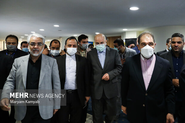 احسان خاندوزی وزیر اقتصاد،محمدباقر قالیباف رئیس مجلس شورای اسلامی و حسین قربان زاده رئیس سازمان خصوصی سازی در رویداد بین المللی خصوصی سازی در اقتصاد ایران حضور دارند