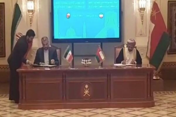Iranian, Omani FMs sign 12 coop. documents