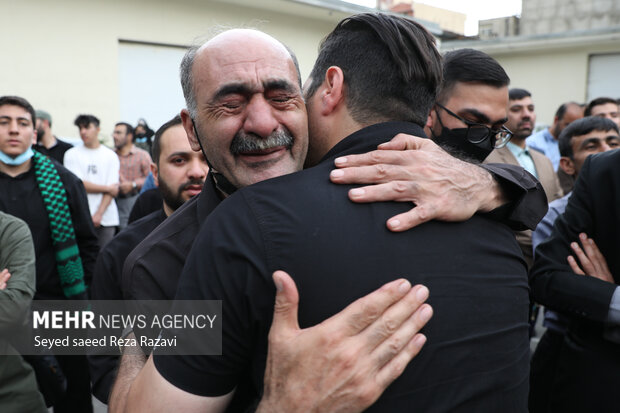  برادر شهیدصیاد خدایی در مراسم وداع با پیکر شهید «صیاد خدایی» حضور دارد