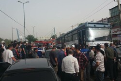 تصادف اتوبوس با ۲۰ خودرو سواری در میدان حصارک کرج