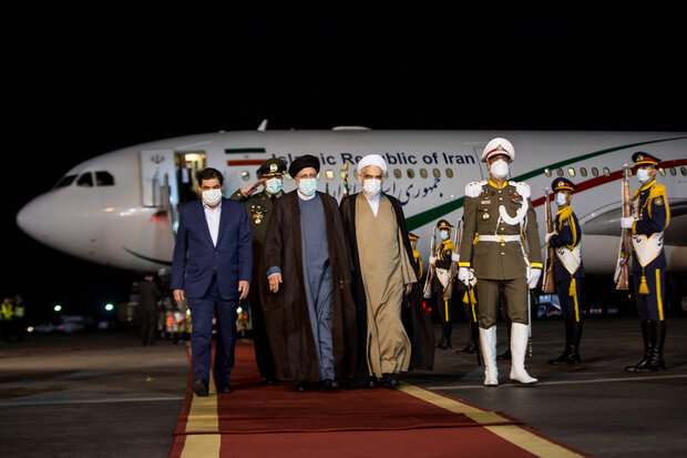 ایرانی صدر رئیسی عمان کا دورہ مکمل کرکے  وطن واپس پہنچ گئے