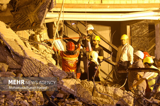 آواربرداری وامداد رسانی به حادثه دیدگان ریزش ساختمان متروپل در آبادان همچنان توسط نیروهای امدادی ادامه دارد