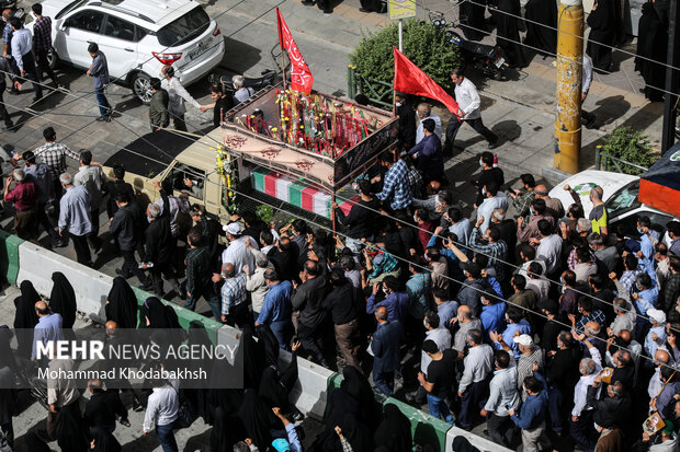 مراسم تشییع پیکر شهید صیاد خدایی صبح امروز  سه شنبه ۳ خرداد ۱۴۰۱ با حضور گسترده مردم در میدان امام حسین ( ع) برگزار شد