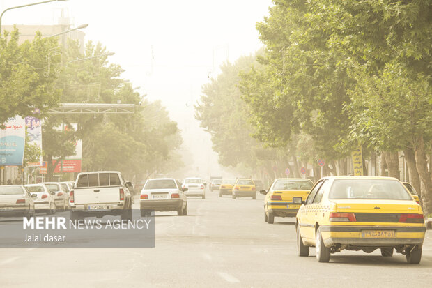غبار سراسری شعاع دید در اصفهان را به ۳ کیلومتر رساند