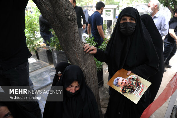 مراسم تدفین پیکر شهید حسن صیاد خدایی ظهر امروز با حضور گسترده مردم در گلزار شهدای بهشت زهرا (س) برگزار شد