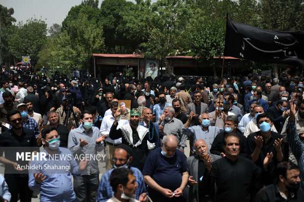 مراسم تدفین پیکر شهید حسن صیاد خدایی ظهر امروز با حضور گسترده مردم در گلزار شهدای بهشت زهرا (س) برگزار شد
