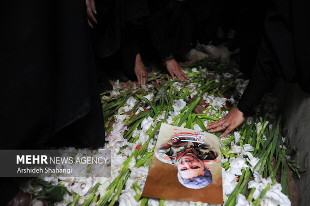 مراسم تدفین پیکر شهید حسن صیاد خدایی ظهر امروز با حضور گسترده مردم در گلزار شهدای بهشت زهرا (س) برگزار شد