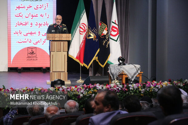 سردار حسین سلامی در اولین نشست فرمانده کل سپاه با فرماندهان خط‌شکن گردان‌های رزمی دوران دفاع مقدس «قهرمانان خط شکن» حضور دارد