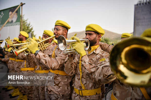 اجرای سرود «سلام فرمانده» در شهر جدید صدرا شیراز