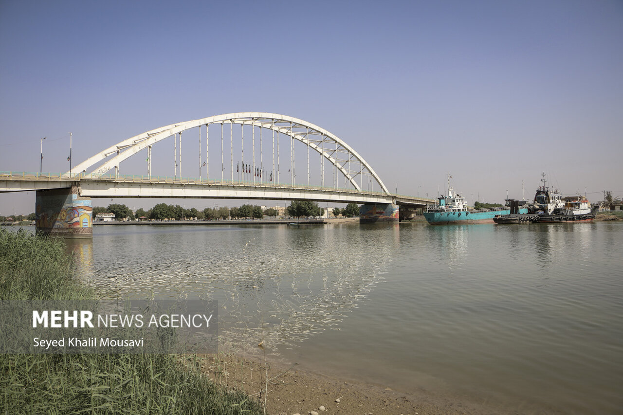 پل آزادی خرمشهر دارای ترافیک سنگین در دو طرف است