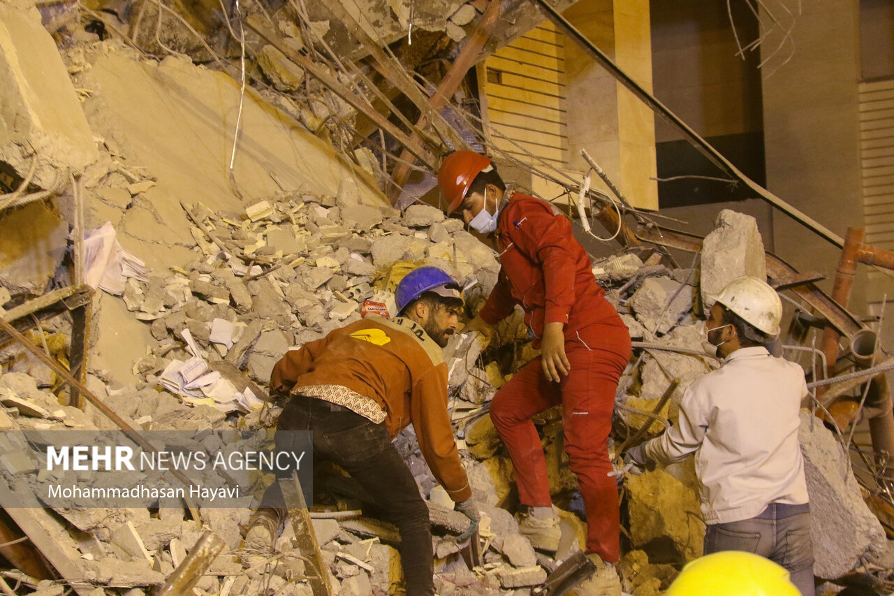آواربرداری ساختمان متروپل/ ۱۱ کشته تاکنون/ بیرون کشیدن ۳۹ نفر از زیر آوار/ اعلام عزای عمومی
