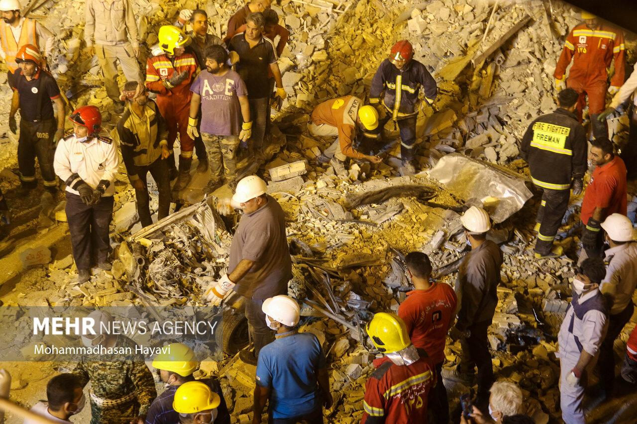 آواربرداری ساختمان متروپل/ ۱۱ کشته تاکنون/ بیرون کشیدن ۳۹ نفر از زیر آوار/تلاش برای رسیدن به زیرزمین