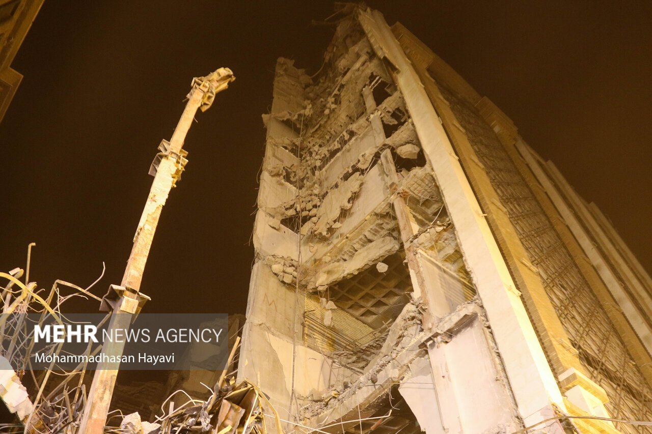 آواربرداری ساختمان متروپل/ ۱۱ کشته تاکنون/ بیرون کشیدن ۳۹ نفر از زیر آوار/ اعلام عزای عمومی