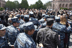 مخالفان دولت ارمنستان کاخ ریاست جمهوری را محاصره کردند