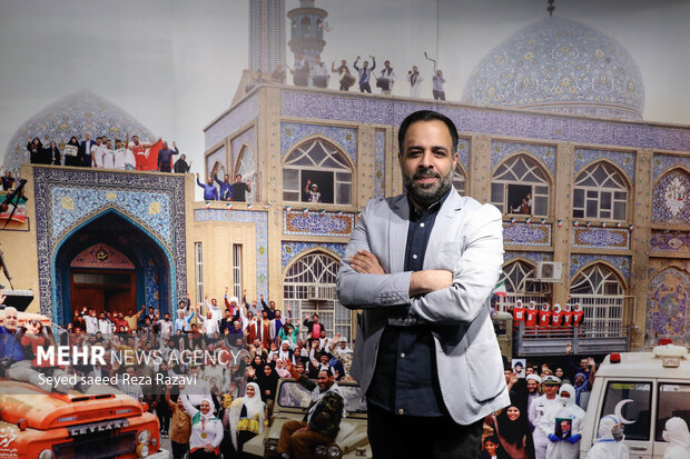 سید احسان باقری عکاس و مدیر خانه عکاسان ایران در  مراسم آیین رونمایی از عکس صحنه پردازی شده خرمشهرها حضور دارد