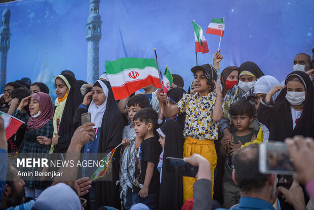اجرای سرود «سلام فرمانده» در میدان شهداء شیراز