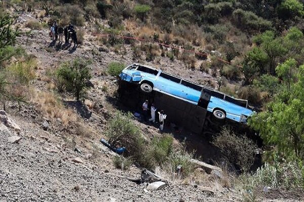 Meksika'da yolcu otobüsü uçuruma yuvarlandı:18 ölü