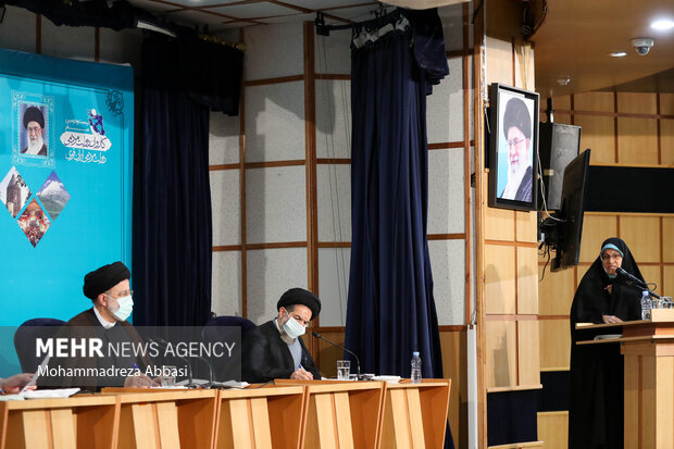 زهره الاهیان نماینده مجلس در حال سخنرانی در جلسه شورای اداری استان تهران با حضور رئیس جمهور است