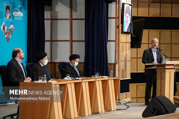 علی اکبر محرابیان وزیر نیرو در حال سخنرانی و ارائه گزارش در جلسه شورای اداری استان تهران با حضور رئیس جمهور است 