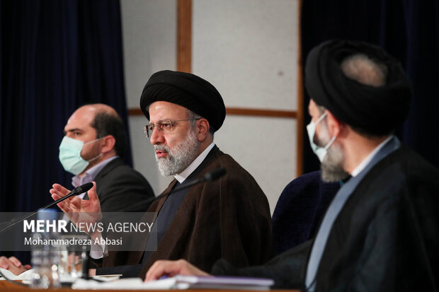 حجت الاسلام سید ابراهیم رئیسی رئیس جمهور در حال سخنرانی در جلسه شورای اداری استان تهران است