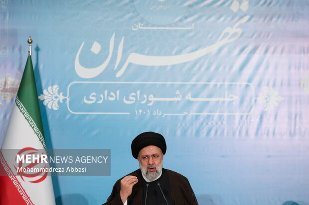 حجت الاسلام سید ابراهیم رئیسی رئیس جمهور در حال سخنرانی در جلسه شورای اداری استان تهران است
