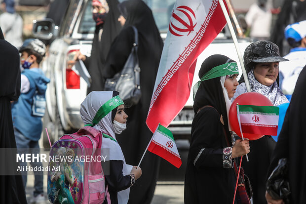 همزمان با ایام هفته مقاومت، اجتماع بزرگ «سلام فرمانده» با حضور دهه هشتاد و نودی‌ها و خانواده‌هایشان همراه با اجرای سرود «سلام فرمانده» و دیگر سرودهای انقلابی پنج شنبه ۵ خرداد در ورزشگاه آزادی تهران برگزار شد