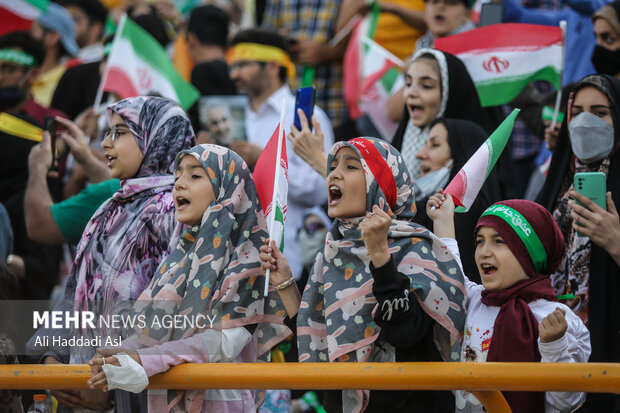 همزمان با ایام هفته مقاومت، اجتماع بزرگ «سلام فرمانده» با حضور دهه هشتاد و نودی‌ها و خانواده‌هایشان همراه با اجرای سرود «سلام فرمانده» و دیگر سرودهای انقلابی پنج شنبه ۵ خرداد در ورزشگاه آزادی تهران برگزار شد